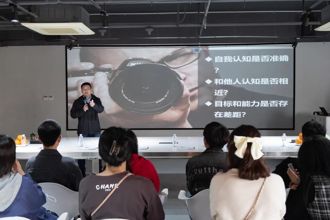黄色仓库