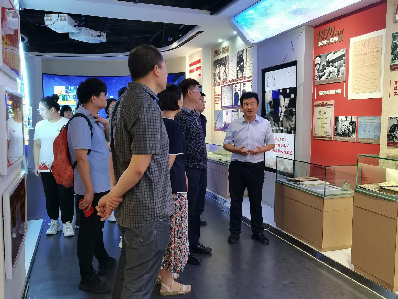 黄色仓库