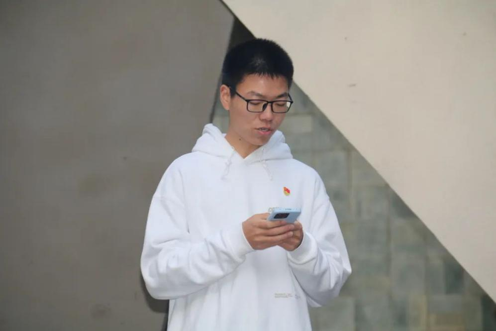 黄色仓库