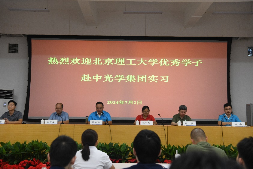 黄色仓库